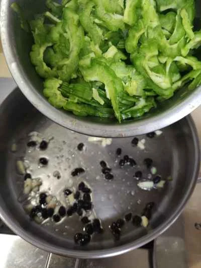 ゴーヤと黒豆、ニンニクの炒め物の作り方：4