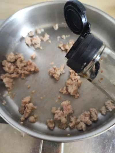 千切りニンジン、ジャガイモ、ひき肉の炒め物の作り方：5