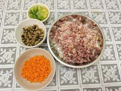 蒸し蓮根と肉のパテを作る手順：1