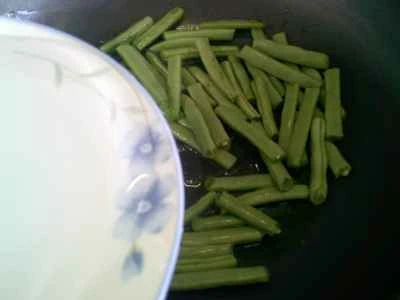 細切りにしたピクルスとインゲンの炒め物の作り方：6