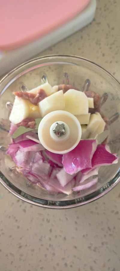 ヤムイモと牛肉の団子を作る手順：1