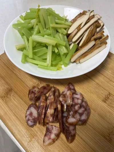 セロリ、干し豆腐、ソーセージ炒めの作り方：3