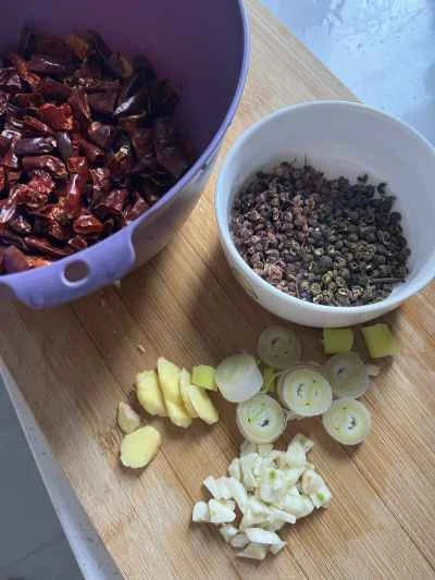 スパイシーな角切りチキンを作る手順：1