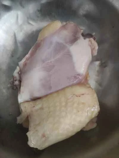 インゲン豆と豆腐の皮で煮込んだ鶏もも肉の作り方：1