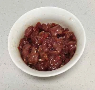 細切り豚肉とニンジン、オクラの炒め物の作り方：1