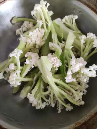 ニンジン、カリフラワー、塩漬け豚肉の炒め物の作り方：2