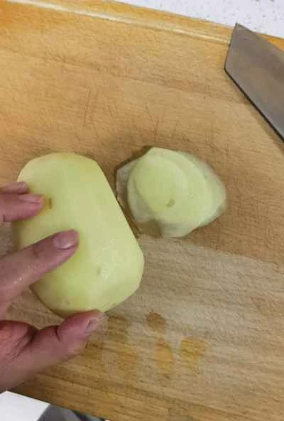 独特の風味を持つ細切りポテトを作る手順：1