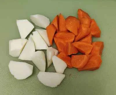 季節の野菜を使った鶏もも肉の煮込みの作り方:1