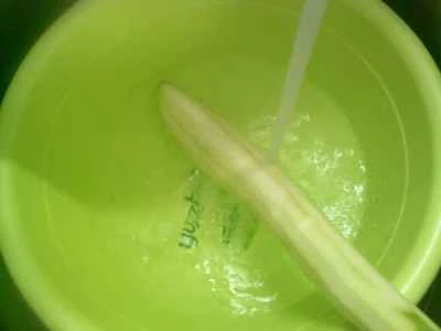 スイカの皮と夜咲き花の炒め物の作り方：2