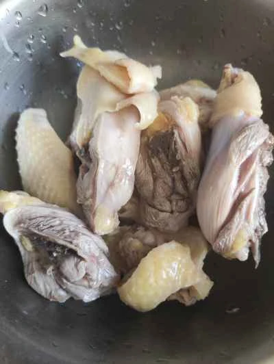 ベビーチンゲン菜と春雨を使った鶏肉の煮込みの作り方：1