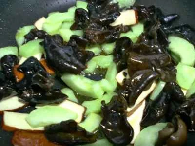 乾燥豆腐、黒キクラゲ、カリカリキュウリの炒め物の作り方：9