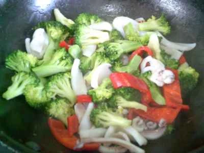 イカとブロッコリーの炒め物の作り方：17