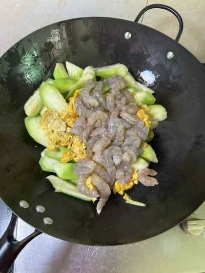 卵とエビのヘチマ炒めの作り方：7