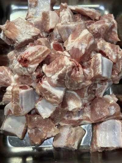 発酵黒豆とニンニクのみじん切りを使った蒸し豚スペアリブの作り方：1