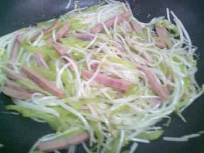 緑豆もやしとピーマン、ランチョンミートの炒め物の作り方：9