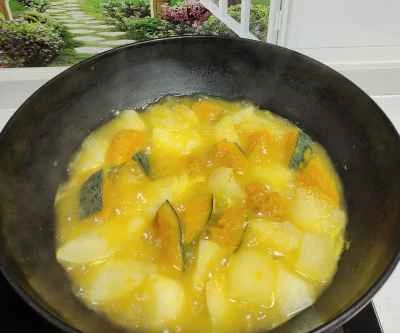 カボチャとジャガイモの煮込みの作り方：2