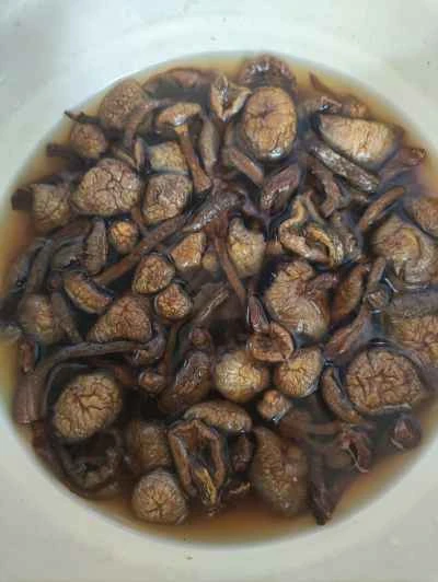 野生キノコ入り蒸し鶏もも肉の作り方：3