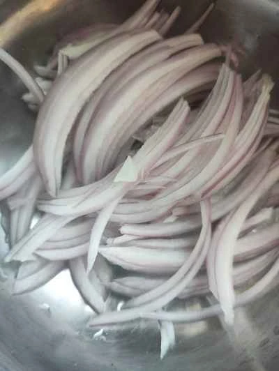 細切りジャガイモと薄切り肉の炒め物を作る手順：2