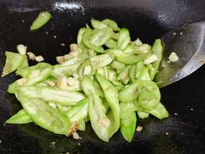 ニンニク煮込みヘチマの作り方：4