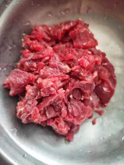 牛肉とコリアンダーの炒め物の作り方：1