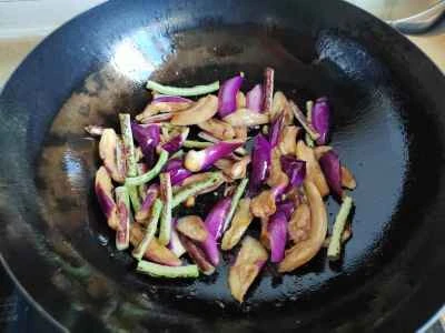 ナス、ピーマン、豚肉の炒め物の作り方：7