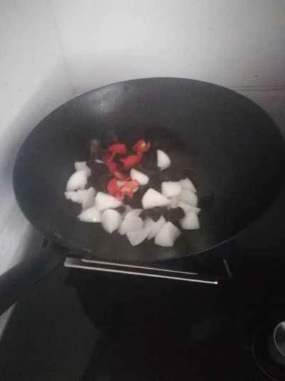 唐辛子とエンドウの新芽を使ったキクラゲの炒め物の作り方：5