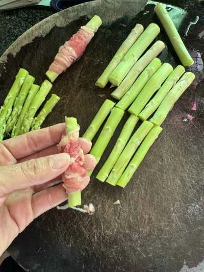 牛肉とアスパラガスのロールを作る手順：3