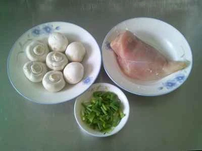 きのこと鶏胸肉の炒め物の作り方：1