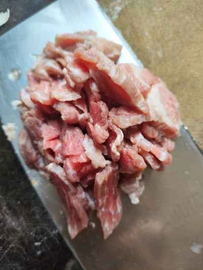 手で千切りしたキャベツと豚肉のスープを作る手順：1