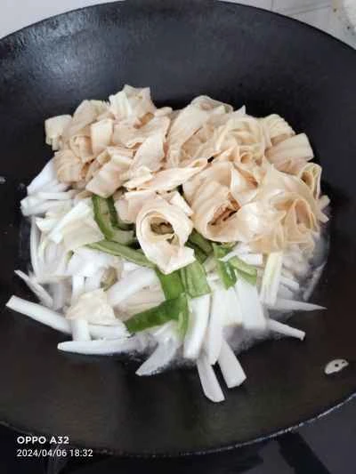 豆腐の結び目とキャベツの炒め物の作り方:4