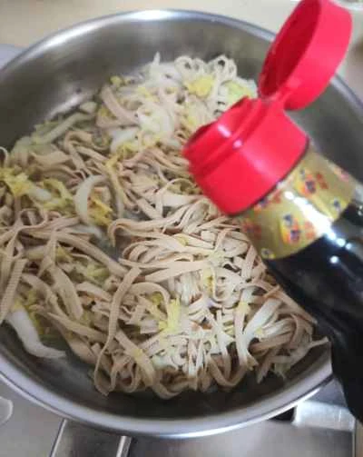 細切り豆腐皮とベビーチンゲン菜の炒め物の作り方：6