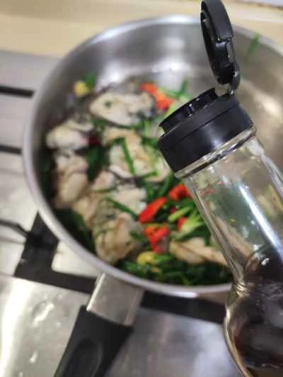 生姜とネギで炒めた牡蠣の作り方：9