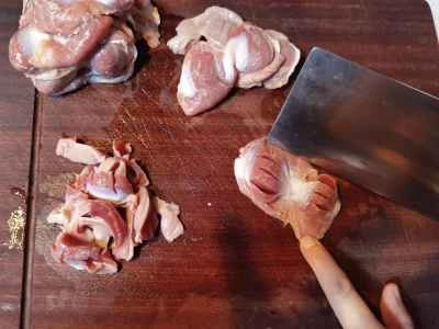 鶏砂肝とピリ辛酢ピーマン炒めの作り方：1