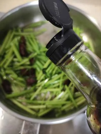 中華ソーセージと菊菜の炒め物の作り方：5