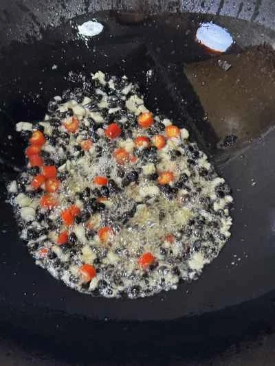 発酵黒豆とニンニクを使った蒸し鶏の足の作り方：5