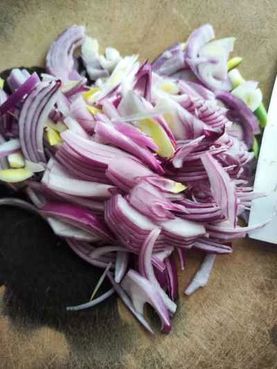 玉ねぎ入りスクランブルエッグの作り方:1