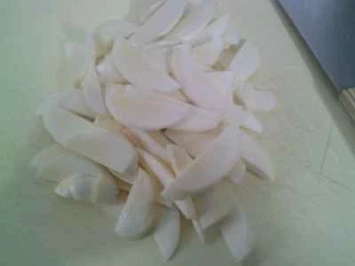 黒キクラゲと赤ソーセージの炒め物の作り方：2