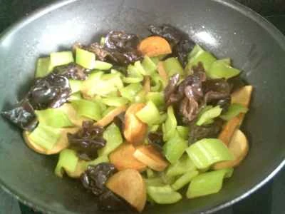 ベジタリアンチキンと黒キクラゲとピーマンの炒め物の作り方：7