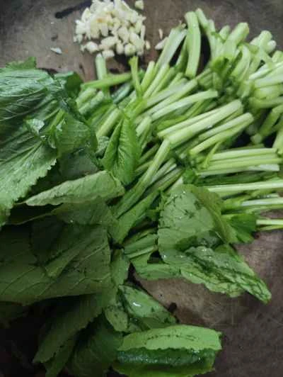 春野菜の芽キャベツと中華ソーセージの炒め物の作り方：3