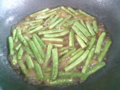 細切りにしたピクルスとインゲンの炒め物の作り方：10