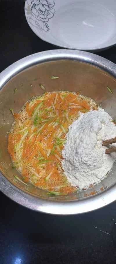 野菜とエビの濃厚オムレツの作り方：3