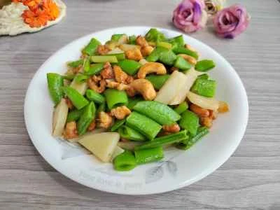 スイートピーとカシューナッツの鶏肉炒めのレシピ