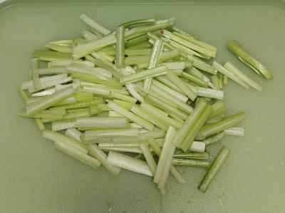 セロリと赤唐辛子の炒め物の作り方：1