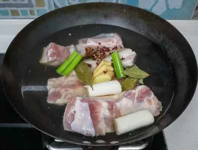 塩漬けカラシナを使った豚バラ肉の煮込みの作り方：4