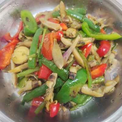 マテガイと赤ピーマン、緑ピーマンの炒め物の作り方：9