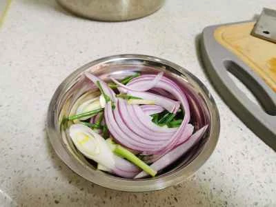 スズキのネギ炒めの作り方：1