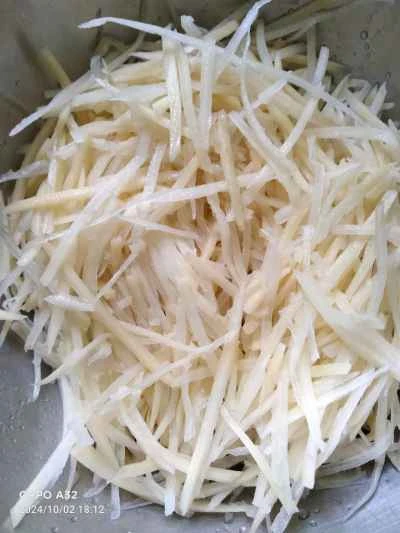 酢で炒めた千切りジャガイモの作り方：2