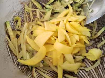 千切りジャガイモ、ナス、マンゴーの炒め物の作り方:4