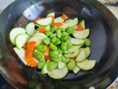 ズッキーニとそら豆の薄切り肉炒めの作り方：7