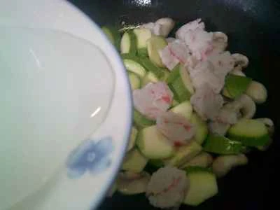 ズッキーニとキノコとエビの炒め物を作る手順：8